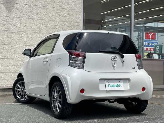 トヨタ ｉＱ 100G 埼玉県 2013(平25)年 7.3万km ホワイトパールクリスタルシャイン /純正メモリナビ//フルセグTV//バックカメラ//CD/DVD/Bluetooth//スマートキー×2//ETC//キセノン//前後ドラレコ(SDカード欠)//W.サイドエアバッグ//カーテン.ニーエアバッグ//ABS//横滑り防止装置//革巻きステアリング//オートライト//レザー調シートカバー//スモークフィルム//ドアバイザー//社外15インチAW//新車時保証書//取扱説明書