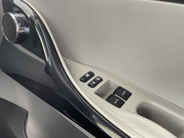 トヨタ ｉＱ 100G 埼玉県 2013(平25)年 7.3万km ホワイトパールクリスタルシャイン /純正メモリナビ//フルセグTV//バックカメラ//CD/DVD/Bluetooth//スマートキー×2//ETC//キセノン//前後ドラレコ(SDカード欠)//W.サイドエアバッグ//カーテン.ニーエアバッグ//ABS//横滑り防止装置//革巻きステアリング//オートライト//レザー調シートカバー//スモークフィルム//ドアバイザー//社外15インチAW//新車時保証書//取扱説明書