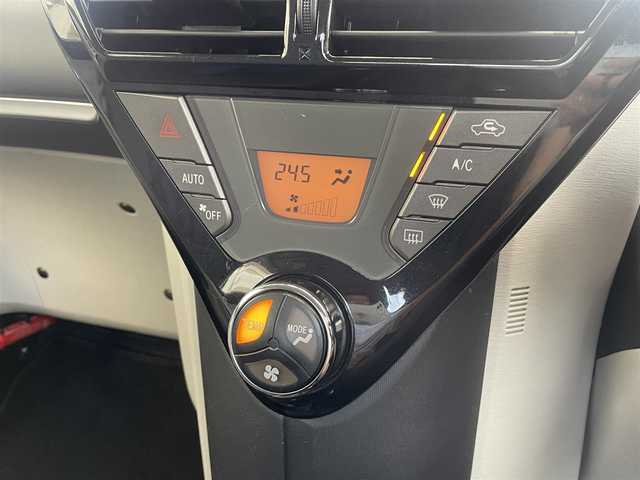 トヨタ ｉＱ 100G 埼玉県 2013(平25)年 7.3万km ホワイトパールクリスタルシャイン /純正メモリナビ//フルセグTV//バックカメラ//CD/DVD/Bluetooth//スマートキー×2//ETC//キセノン//前後ドラレコ(SDカード欠)//W.サイドエアバッグ//カーテン.ニーエアバッグ//ABS//横滑り防止装置//革巻きステアリング//オートライト//レザー調シートカバー//スモークフィルム//ドアバイザー//社外15インチAW//新車時保証書//取扱説明書