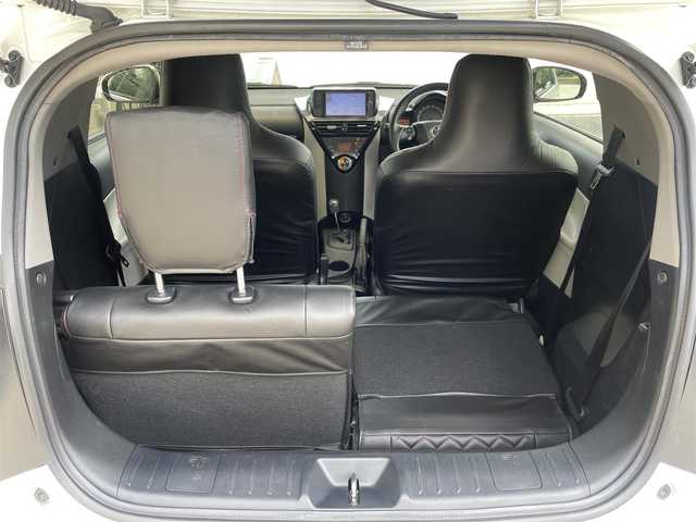 トヨタ ｉＱ 100G 埼玉県 2013(平25)年 7.3万km ホワイトパールクリスタルシャイン /純正メモリナビ//フルセグTV//バックカメラ//CD/DVD/Bluetooth//スマートキー×2//ETC//キセノン//前後ドラレコ(SDカード欠)//W.サイドエアバッグ//カーテン.ニーエアバッグ//ABS//横滑り防止装置//革巻きステアリング//オートライト//レザー調シートカバー//スモークフィルム//ドアバイザー//社外15インチAW//新車時保証書//取扱説明書