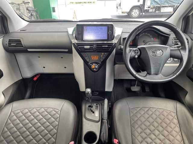 トヨタ ｉＱ 100G 埼玉県 2013(平25)年 7.3万km ホワイトパールクリスタルシャイン /純正メモリナビ//フルセグTV//バックカメラ//CD/DVD/Bluetooth//スマートキー×2//ETC//キセノン//前後ドラレコ(SDカード欠)//W.サイドエアバッグ//カーテン.ニーエアバッグ//ABS//横滑り防止装置//革巻きステアリング//オートライト//レザー調シートカバー//スモークフィルム//ドアバイザー//社外15インチAW//新車時保証書//取扱説明書