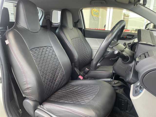 トヨタ ｉＱ 100G 埼玉県 2013(平25)年 7.3万km ホワイトパールクリスタルシャイン /純正メモリナビ//フルセグTV//バックカメラ//CD/DVD/Bluetooth//スマートキー×2//ETC//キセノン//前後ドラレコ(SDカード欠)//W.サイドエアバッグ//カーテン.ニーエアバッグ//ABS//横滑り防止装置//革巻きステアリング//オートライト//レザー調シートカバー//スモークフィルム//ドアバイザー//社外15インチAW//新車時保証書//取扱説明書