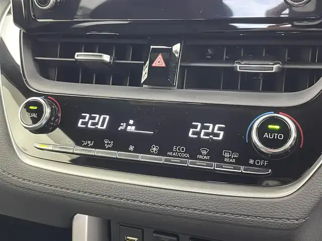 トヨタ カローラ クロス ハイブリッド Z 富山県 2023(令5)年 2.4万km アティチュードブラックマイカ 純正ナビ（AM/FM/BT）/フルセグTV/バックカメラ/衝突被害軽減ブレーキ/レーダークルーズコントロール/レーンキープアシスト/コーナーセンサー/ドライブレコーダー/PKSB/RSA/パワーバックドア/先行車発進告知/ハーフレザーシート/コーナーセンサー/前席シートヒーター/プッシュスタート/スマートキー×2/ビルトインETC2.0/LEDヘッドライト/オートライト/オートハイビーム/電動パーキングブレーキ/オートブレーキホールド/横滑り防止装置/純正フロアマット/保証書/取扱説明書