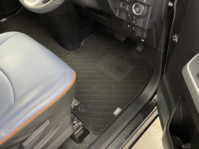 トヨタ ルーミー カスタムG－T 兵庫県 2022(令4)年 0.4万km ブラックマイカメタリック ・ワンオーナー/・純正ナビ/CD/DVD/BT/USB/SD/TV/・全方位カメラ/・プリクラッシュセーフティ/・レーンディパーチャーアラート/・レーダークルーズコントロール/・クリアランスソナー/・オートマチックハイビーム/・アイドリングストップ/・ビークルスタビリティコントロール/・LEDヘッドライト/・オートライト/・フォグランプ/・両側パワースライドドア/・ウェルカムパワースライドドア/・ステアリングリモコン/・前席シートヒーター/・前後ドライブレコーダー/・ビルトインETC/・純正フロアマット/・純正15インチアルミホイール/・革調シートカバー/・電動格納ミラー/・ウィンカーミラー/・スマートキー/・スペアキー/・プッシュスタート