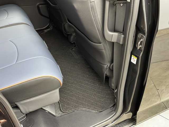 トヨタ ルーミー カスタムG－T 兵庫県 2022(令4)年 0.4万km ブラックマイカメタリック ・ワンオーナー/・純正ナビ/CD/DVD/BT/USB/SD/TV/・全方位カメラ/・プリクラッシュセーフティ/・レーンディパーチャーアラート/・レーダークルーズコントロール/・クリアランスソナー/・オートマチックハイビーム/・アイドリングストップ/・ビークルスタビリティコントロール/・LEDヘッドライト/・オートライト/・フォグランプ/・両側パワースライドドア/・ウェルカムパワースライドドア/・ステアリングリモコン/・前席シートヒーター/・前後ドライブレコーダー/・ビルトインETC/・純正フロアマット/・純正15インチアルミホイール/・革調シートカバー/・電動格納ミラー/・ウィンカーミラー/・スマートキー/・スペアキー/・プッシュスタート