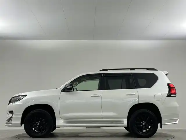 トヨタ ランドクルーザー プラド TX Lパッケージ マットブラED 埼玉県 2023(令5)年 2.6万km ホワイトパールクリスタルシャイン サンルーフ　モデリスタ純正９型ナビ　全方位　シートヒーター　ベンチレーションレーダークルーズコントロール　レーンキープアシスト　オートハイビームパワーシート　三列シートリア席電動格納　ＥＴＣ