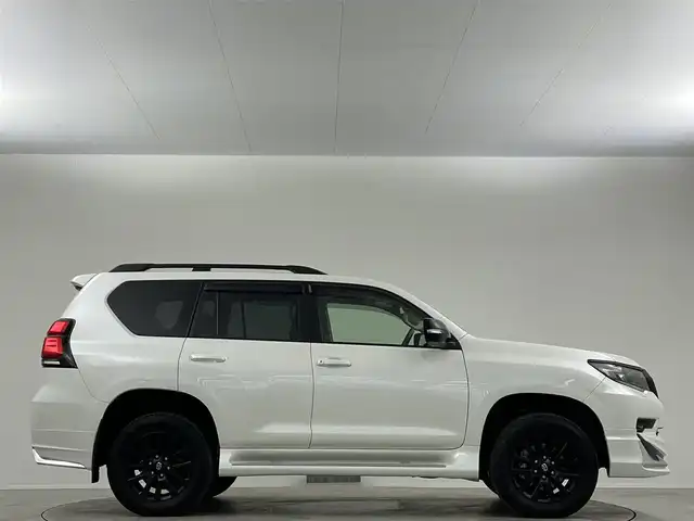 トヨタ ランドクルーザー プラド TX Lパッケージ マットブラED 埼玉県 2023(令5)年 2.6万km ホワイトパールクリスタルシャイン サンルーフ　モデリスタ純正９型ナビ　全方位　シートヒーター　ベンチレーションレーダークルーズコントロール　レーンキープアシスト　オートハイビームパワーシート　三列シートリア席電動格納　ＥＴＣ