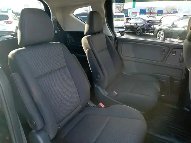 ホンダ フリード G ホンダセンシング 福井県 2020(令2)年 3.6万km クリスタルブラックパール 純正9インチナビ/AM/FM/フルセグ/BT/CD/DVD/バックカメラ/純正後席フリップダウンモニター/両側パワースライドドア/アダプティブクルーズコントロール/衝突被害軽減システム/レーンキープアシスト/横滑り防止装置/盗難防止装置/アイドリングストップ/ビルトインETC/ダブルエアバッグ/純正フロアマット/LEDヘッドライト/純正ホイルキャップ/スマートキー