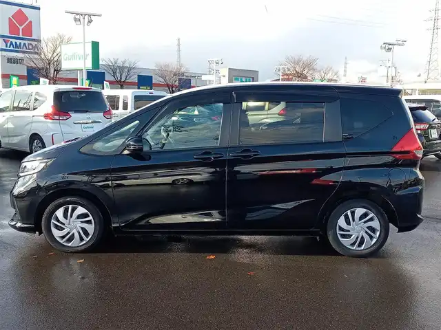 ホンダ フリード G ホンダセンシング 福井県 2020(令2)年 3.6万km クリスタルブラックパール 純正9インチナビ/AM/FM/フルセグ/BT/CD/DVD/バックカメラ/純正後席フリップダウンモニター/両側パワースライドドア/アダプティブクルーズコントロール/衝突被害軽減システム/レーンキープアシスト/横滑り防止装置/盗難防止装置/アイドリングストップ/ビルトインETC/ダブルエアバッグ/純正フロアマット/LEDヘッドライト/純正ホイルキャップ/スマートキー