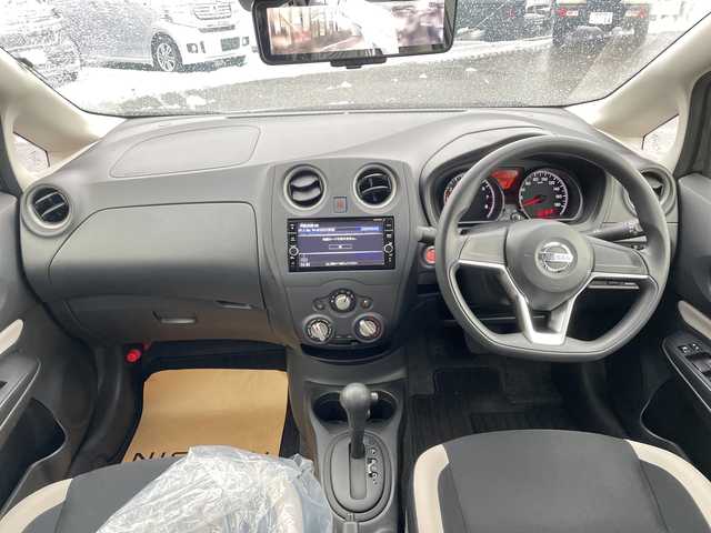 日産 ノート X 新潟県 2018(平30)年 1.2万km ダークメタルグレー 純正SDナビ:MM318D-W/フルセグ/アラウンドビューモニター/インテリジェントルームミラー/エマージェンシーブレーキ/車線逸脱警報/ヒーター付きドアミラー/前後コーナーセンサー/スマートキー/ETC