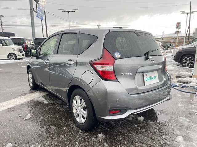日産 ノート X 新潟県 2018(平30)年 1.2万km ダークメタルグレー 純正SDナビ:MM318D-W/フルセグ/アラウンドビューモニター/インテリジェントルームミラー/エマージェンシーブレーキ/車線逸脱警報/ヒーター付きドアミラー/前後コーナーセンサー/スマートキー/ETC