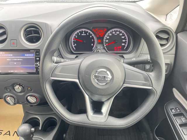 日産 ノート X 新潟県 2018(平30)年 1.2万km ダークメタルグレー 純正SDナビ:MM318D-W/フルセグ/アラウンドビューモニター/インテリジェントルームミラー/エマージェンシーブレーキ/車線逸脱警報/ヒーター付きドアミラー/前後コーナーセンサー/スマートキー/ETC