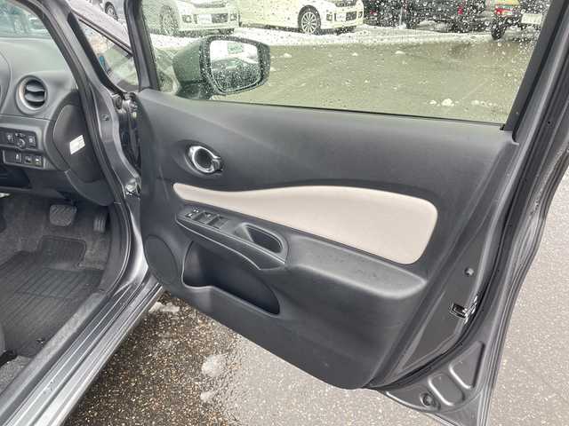 日産 ノート X 新潟県 2018(平30)年 1.2万km ダークメタルグレー 純正SDナビ:MM318D-W/フルセグ/アラウンドビューモニター/インテリジェントルームミラー/エマージェンシーブレーキ/車線逸脱警報/ヒーター付きドアミラー/前後コーナーセンサー/スマートキー/ETC