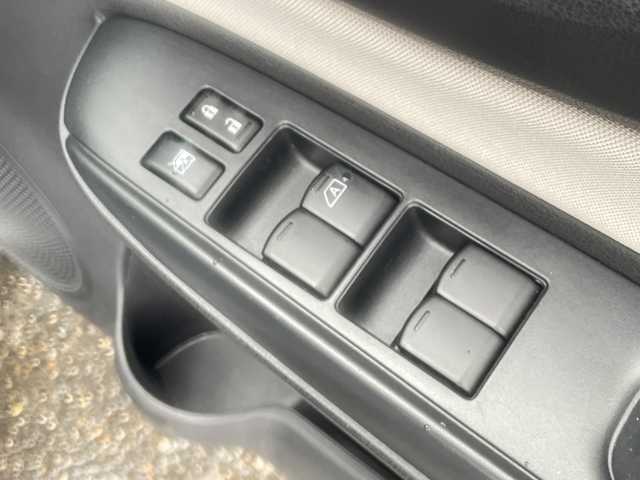 日産 ノート X 新潟県 2018(平30)年 1.2万km ダークメタルグレー 純正SDナビ:MM318D-W/フルセグ/アラウンドビューモニター/インテリジェントルームミラー/エマージェンシーブレーキ/車線逸脱警報/ヒーター付きドアミラー/前後コーナーセンサー/スマートキー/ETC