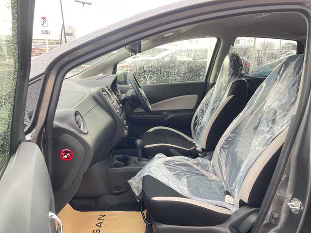 日産 ノート X 新潟県 2018(平30)年 1.2万km ダークメタルグレー 純正SDナビ:MM318D-W/フルセグ/アラウンドビューモニター/インテリジェントルームミラー/エマージェンシーブレーキ/車線逸脱警報/ヒーター付きドアミラー/前後コーナーセンサー/スマートキー/ETC