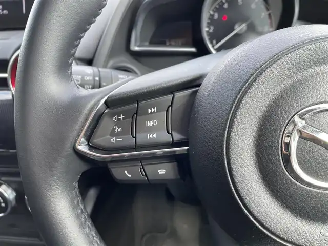 マツダ マツダ２ 15S ブラックトーンED 山形県 2021(令3)年 6.5万km ポリメタルグレーM ワンオーナー/ＣＤ／ＤＶＤプレーヤフルセグＴＶ/３６０°ビューモニター＋フロントパーキングセンサー/自動防眩ルームミラー/Ｂｌａｃｋ　Ｔｏｎｅ　Ｅｄｉｔｉｏｎ特別装備/スマート・ブレーキ・サポート/レーダー・クルーズコントロール/レーンキープ・アシスト・システム/マフラーカッター/フロントバンパーロアガーニッシュ／リアバンパーロアガーニッシュ/フロントグリル（カラー：グロスブラック）/ステアリング／シフトノブ／パーキングブレーキレバー：本革巻/BMS/純正１６インチアルミホイール（ブラックメタリック塗装）/ヘッドアップディスプレイ/ブラインドスポットモニター/保証書/取扱説明書/スペアキー