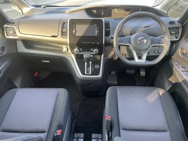日産 セレナ ハイウェイスター Vセレクション 福岡県 2017(平29)年 2.7万km ブリリアントホワイトパール 純正ナビ（ＭＭ３１７Ｄ－Ｗ）/フルセグTV/CD/DVD/BT/SD/AM/FM/AUX/アラウンドビューモニター/ハンズフリー両側パワースライドドア/ＬＤＷ/クルーズコントロール/パーキングアシスト/ビルトインETC/ＬＥＤヘッドライト/フォグランプ/スマートキー/プッシュスタート/ロールサンシェード/シートバックテーブル/ウォークスルー