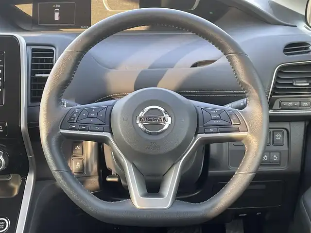 日産 セレナ ハイウェイスター Vセレクション 福岡県 2017(平29)年 2.7万km ブリリアントホワイトパール 純正ナビ（ＭＭ３１７Ｄ－Ｗ）/フルセグTV/CD/DVD/BT/SD/AM/FM/AUX/アラウンドビューモニター/ハンズフリー両側パワースライドドア/ＬＤＷ/クルーズコントロール/パーキングアシスト/ビルトインETC/ＬＥＤヘッドライト/フォグランプ/スマートキー/プッシュスタート/ロールサンシェード/シートバックテーブル/ウォークスルー