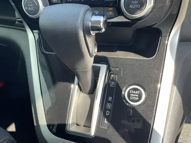 日産 セレナ ハイウェイスター Vセレクション 福岡県 2017(平29)年 2.7万km ブリリアントホワイトパール 純正ナビ（ＭＭ３１７Ｄ－Ｗ）/フルセグTV/CD/DVD/BT/SD/AM/FM/AUX/アラウンドビューモニター/ハンズフリー両側パワースライドドア/ＬＤＷ/クルーズコントロール/パーキングアシスト/ビルトインETC/ＬＥＤヘッドライト/フォグランプ/スマートキー/プッシュスタート/ロールサンシェード/シートバックテーブル/ウォークスルー