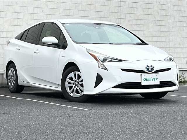 トヨタ プリウス S 茨城県 2016(平28)年 10.6万km スーパーホワイトⅡ 純正ＳＤナビ＆ワンセグＴＶ/（ワンセグＴＶ・ＣＤ・ラジオ再生）/プリクラッシュセーフティ/追従型クルーズコントロール/レーンアシスト/ＵＳＢ入力端子/ＥＴＣ/バックカメラ/ＬＥＤヘッドライト/オートライト/純正15inアルミホイール/プッシュスタート/スマートキー/スペアキー/ダブル＋サイドエアバッグ/カーテンエアバッグ/取扱説明書