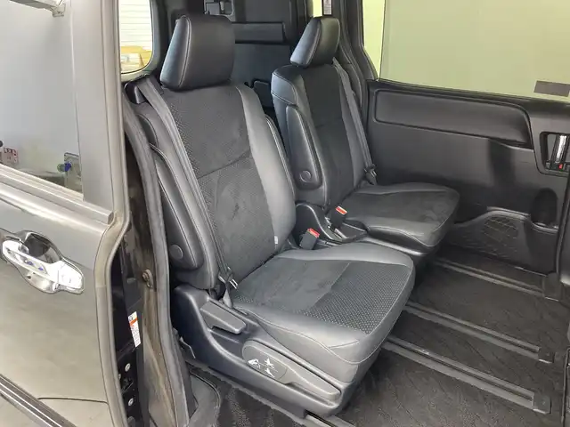 トヨタ ヴォクシー ZS 煌Ⅲ 新潟県 2021(令3)年 6.6万km ブラック 純正メモリナビ/　フルセグTV/Bluetooth/CD/DVD/衝突被害軽減ブレーキ/レーンキープアシスト/前後コーナーセンサー/クルーズコントロール/前後ドライブレコーダー【GL-05AP】/ハーフレザーシート/両側パワースライドドア/バックモニター/ビルトインETC2.0/アイドリングストップ/横滑り防止装置/LEDヘッドライト/オートマチックハイビーム/オートライト/ステアリングスイッチ/禁煙車