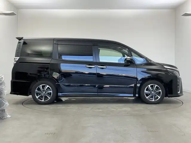 トヨタ ヴォクシー ZS 煌Ⅲ 新潟県 2021(令3)年 6.6万km ブラック 純正メモリナビ/　フルセグTV/Bluetooth/CD/DVD/衝突被害軽減ブレーキ/レーンキープアシスト/前後コーナーセンサー/クルーズコントロール/前後ドライブレコーダー【GL-05AP】/ハーフレザーシート/両側パワースライドドア/バックモニター/ビルトインETC2.0/アイドリングストップ/横滑り防止装置/LEDヘッドライト/オートマチックハイビーム/オートライト/ステアリングスイッチ/禁煙車