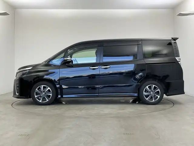 トヨタ ヴォクシー ZS 煌Ⅲ 新潟県 2021(令3)年 6.6万km ブラック 純正メモリナビ/　フルセグTV/Bluetooth/CD/DVD/衝突被害軽減ブレーキ/レーンキープアシスト/前後コーナーセンサー/クルーズコントロール/前後ドライブレコーダー【GL-05AP】/ハーフレザーシート/両側パワースライドドア/バックモニター/ビルトインETC2.0/アイドリングストップ/横滑り防止装置/LEDヘッドライト/オートマチックハイビーム/オートライト/ステアリングスイッチ/禁煙車