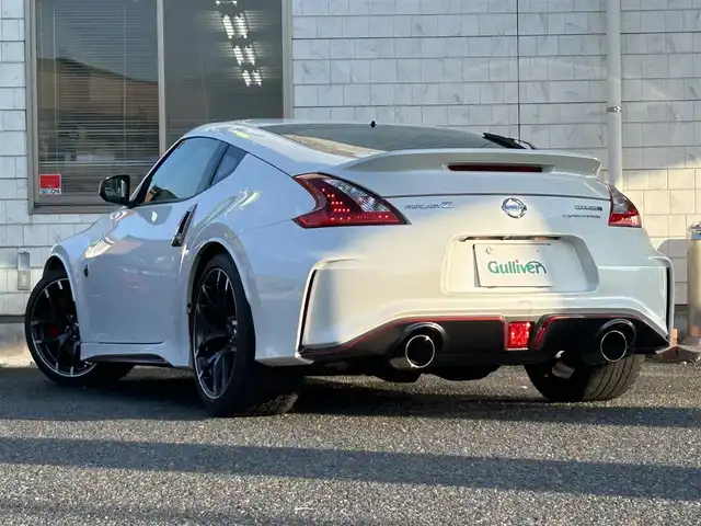 日産 フェアレディ Ｚ ニスモ 福岡県 2019(平31)年 2.3万km ブリリアントホワイトパール NISUMO専用装備/・フロントバンパー/・LEDハイパーディライト/・サイドシルプロテクター/・リアバンパー/・リアスポイラー/・マフラー/・レイズ製19インチAW/・RECARO製スポーツシート/・コンビメーター/・アルカンターラ巻3本スポークステアリング/・YAMAHA製パフォーマンスダンパー（フロント・リア）/・フロアマット/エンジンチューニング/純正赤色キャリパー/BOSEプレミアムサウンド/純正HDDナビ/　（AM/FM/CD/DVD/Bluetooth/フルセグTV）/バックカメラ/横滑り防止装置/パドルシフト/ASSURA製レーダー探知機【AR-333RA】/KENWOOD製前方ドライブレコーダー【DRV-MR740】/ビルトインETC/電格ウインカーミラー/電源ソケット×1/USB端子×1/スペアキー×1/保証書/エンジンチューニング保証書/取扱説明書/ナビ取扱説明書