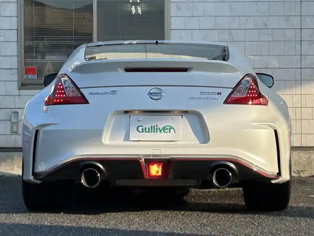 日産 フェアレディ Ｚ ニスモ 福岡県 2019(平31)年 2.3万km ブリリアントホワイトパール NISUMO専用装備/・フロントバンパー/・LEDハイパーディライト/・サイドシルプロテクター/・リアバンパー/・リアスポイラー/・マフラー/・レイズ製19インチAW/・RECARO製スポーツシート/・コンビメーター/・アルカンターラ巻3本スポークステアリング/・YAMAHA製パフォーマンスダンパー（フロント・リア）/・フロアマット/エンジンチューニング/純正赤色キャリパー/BOSEプレミアムサウンド/純正HDDナビ/　（AM/FM/CD/DVD/Bluetooth/フルセグTV）/バックカメラ/横滑り防止装置/パドルシフト/ASSURA製レーダー探知機【AR-333RA】/KENWOOD製前方ドライブレコーダー【DRV-MR740】/ビルトインETC/電格ウインカーミラー/電源ソケット×1/USB端子×1/スペアキー×1/保証書/エンジンチューニング保証書/取扱説明書/ナビ取扱説明書