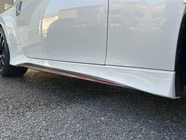 日産 フェアレディ Ｚ ニスモ 福岡県 2019(平31)年 2.3万km ブリリアントホワイトパール NISUMO専用装備/・フロントバンパー/・LEDハイパーディライト/・サイドシルプロテクター/・リアバンパー/・リアスポイラー/・マフラー/・レイズ製19インチAW/・RECARO製スポーツシート/・コンビメーター/・アルカンターラ巻3本スポークステアリング/・YAMAHA製パフォーマンスダンパー（フロント・リア）/・フロアマット/エンジンチューニング/純正赤色キャリパー/BOSEプレミアムサウンド/純正HDDナビ/　（AM/FM/CD/DVD/Bluetooth/フルセグTV）/バックカメラ/横滑り防止装置/パドルシフト/ASSURA製レーダー探知機【AR-333RA】/KENWOOD製前方ドライブレコーダー【DRV-MR740】/ビルトインETC/電格ウインカーミラー/電源ソケット×1/USB端子×1/スペアキー×1/保証書/エンジンチューニング保証書/取扱説明書/ナビ取扱説明書