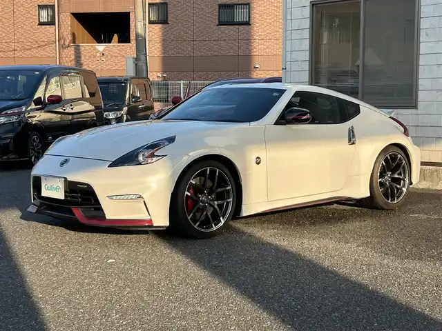 日産 フェアレディ Ｚ ニスモ 福岡県 2019(平31)年 2.3万km ブリリアントホワイトパール NISUMO専用装備/・フロントバンパー/・LEDハイパーディライト/・サイドシルプロテクター/・リアバンパー/・リアスポイラー/・マフラー/・レイズ製19インチAW/・RECARO製スポーツシート/・コンビメーター/・アルカンターラ巻3本スポークステアリング/・YAMAHA製パフォーマンスダンパー（フロント・リア）/・フロアマット/エンジンチューニング/純正赤色キャリパー/BOSEプレミアムサウンド/純正HDDナビ/　（AM/FM/CD/DVD/Bluetooth/フルセグTV）/バックカメラ/横滑り防止装置/パドルシフト/ASSURA製レーダー探知機【AR-333RA】/KENWOOD製前方ドライブレコーダー【DRV-MR740】/ビルトインETC/電格ウインカーミラー/電源ソケット×1/USB端子×1/スペアキー×1/保証書/エンジンチューニング保証書/取扱説明書/ナビ取扱説明書