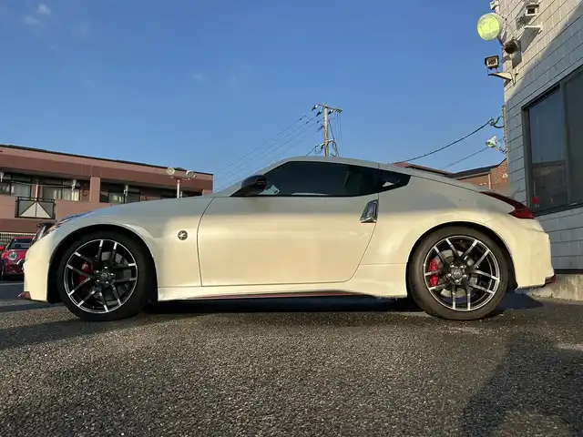 日産 フェアレディ Ｚ ニスモ 福岡県 2019(平31)年 2.3万km ブリリアントホワイトパール NISUMO専用装備/・フロントバンパー/・LEDハイパーディライト/・サイドシルプロテクター/・リアバンパー/・リアスポイラー/・マフラー/・レイズ製19インチAW/・RECARO製スポーツシート/・コンビメーター/・アルカンターラ巻3本スポークステアリング/・YAMAHA製パフォーマンスダンパー（フロント・リア）/・フロアマット/エンジンチューニング/純正赤色キャリパー/BOSEプレミアムサウンド/純正HDDナビ/　（AM/FM/CD/DVD/Bluetooth/フルセグTV）/バックカメラ/横滑り防止装置/パドルシフト/ASSURA製レーダー探知機【AR-333RA】/KENWOOD製前方ドライブレコーダー【DRV-MR740】/ビルトインETC/電格ウインカーミラー/電源ソケット×1/USB端子×1/スペアキー×1/保証書/エンジンチューニング保証書/取扱説明書/ナビ取扱説明書