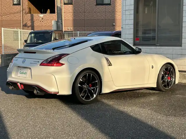 日産 フェアレディ Ｚ ニスモ 福岡県 2019(平31)年 2.3万km ブリリアントホワイトパール NISUMO専用装備/・フロントバンパー/・LEDハイパーディライト/・サイドシルプロテクター/・リアバンパー/・リアスポイラー/・マフラー/・レイズ製19インチAW/・RECARO製スポーツシート/・コンビメーター/・アルカンターラ巻3本スポークステアリング/・YAMAHA製パフォーマンスダンパー（フロント・リア）/・フロアマット/エンジンチューニング/純正赤色キャリパー/BOSEプレミアムサウンド/純正HDDナビ/　（AM/FM/CD/DVD/Bluetooth/フルセグTV）/バックカメラ/横滑り防止装置/パドルシフト/ASSURA製レーダー探知機【AR-333RA】/KENWOOD製前方ドライブレコーダー【DRV-MR740】/ビルトインETC/電格ウインカーミラー/電源ソケット×1/USB端子×1/スペアキー×1/保証書/エンジンチューニング保証書/取扱説明書/ナビ取扱説明書