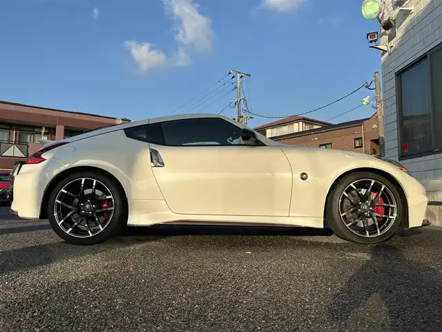 日産 フェアレディ Ｚ ニスモ 福岡県 2019(平31)年 2.3万km ブリリアントホワイトパール NISUMO専用装備/・フロントバンパー/・LEDハイパーディライト/・サイドシルプロテクター/・リアバンパー/・リアスポイラー/・マフラー/・レイズ製19インチAW/・RECARO製スポーツシート/・コンビメーター/・アルカンターラ巻3本スポークステアリング/・YAMAHA製パフォーマンスダンパー（フロント・リア）/・フロアマット/エンジンチューニング/純正赤色キャリパー/BOSEプレミアムサウンド/純正HDDナビ/　（AM/FM/CD/DVD/Bluetooth/フルセグTV）/バックカメラ/横滑り防止装置/パドルシフト/ASSURA製レーダー探知機【AR-333RA】/KENWOOD製前方ドライブレコーダー【DRV-MR740】/ビルトインETC/電格ウインカーミラー/電源ソケット×1/USB端子×1/スペアキー×1/保証書/エンジンチューニング保証書/取扱説明書/ナビ取扱説明書