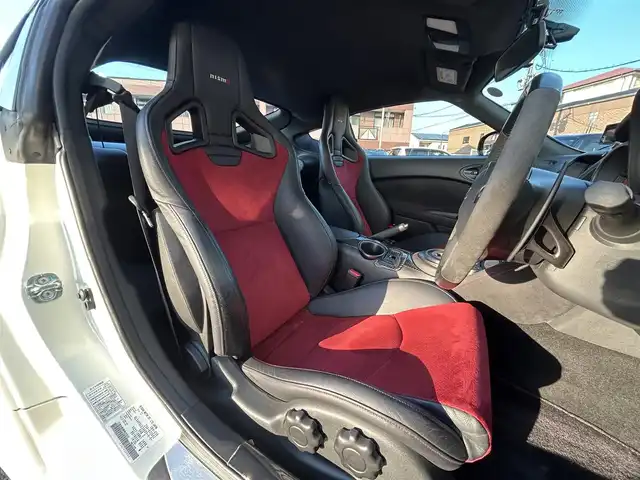 日産 フェアレディ Ｚ ニスモ 福岡県 2019(平31)年 2.3万km ブリリアントホワイトパール NISUMO専用装備/・フロントバンパー/・LEDハイパーディライト/・サイドシルプロテクター/・リアバンパー/・リアスポイラー/・マフラー/・レイズ製19インチAW/・RECARO製スポーツシート/・コンビメーター/・アルカンターラ巻3本スポークステアリング/・YAMAHA製パフォーマンスダンパー（フロント・リア）/・フロアマット/エンジンチューニング/純正赤色キャリパー/BOSEプレミアムサウンド/純正HDDナビ/　（AM/FM/CD/DVD/Bluetooth/フルセグTV）/バックカメラ/横滑り防止装置/パドルシフト/ASSURA製レーダー探知機【AR-333RA】/KENWOOD製前方ドライブレコーダー【DRV-MR740】/ビルトインETC/電格ウインカーミラー/電源ソケット×1/USB端子×1/スペアキー×1/保証書/エンジンチューニング保証書/取扱説明書/ナビ取扱説明書