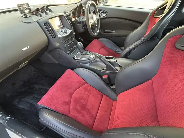日産 フェアレディ Ｚ ニスモ 福岡県 2019(平31)年 2.3万km ブリリアントホワイトパール NISUMO専用装備/・フロントバンパー/・LEDハイパーディライト/・サイドシルプロテクター/・リアバンパー/・リアスポイラー/・マフラー/・レイズ製19インチAW/・RECARO製スポーツシート/・コンビメーター/・アルカンターラ巻3本スポークステアリング/・YAMAHA製パフォーマンスダンパー（フロント・リア）/・フロアマット/エンジンチューニング/純正赤色キャリパー/BOSEプレミアムサウンド/純正HDDナビ/　（AM/FM/CD/DVD/Bluetooth/フルセグTV）/バックカメラ/横滑り防止装置/パドルシフト/ASSURA製レーダー探知機【AR-333RA】/KENWOOD製前方ドライブレコーダー【DRV-MR740】/ビルトインETC/電格ウインカーミラー/電源ソケット×1/USB端子×1/スペアキー×1/保証書/エンジンチューニング保証書/取扱説明書/ナビ取扱説明書
