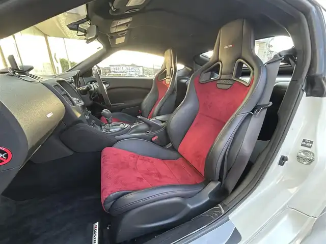 日産 フェアレディ Ｚ ニスモ 福岡県 2019(平31)年 2.3万km ブリリアントホワイトパール NISUMO専用装備/・フロントバンパー/・LEDハイパーディライト/・サイドシルプロテクター/・リアバンパー/・リアスポイラー/・マフラー/・レイズ製19インチAW/・RECARO製スポーツシート/・コンビメーター/・アルカンターラ巻3本スポークステアリング/・YAMAHA製パフォーマンスダンパー（フロント・リア）/・フロアマット/エンジンチューニング/純正赤色キャリパー/BOSEプレミアムサウンド/純正HDDナビ/　（AM/FM/CD/DVD/Bluetooth/フルセグTV）/バックカメラ/横滑り防止装置/パドルシフト/ASSURA製レーダー探知機【AR-333RA】/KENWOOD製前方ドライブレコーダー【DRV-MR740】/ビルトインETC/電格ウインカーミラー/電源ソケット×1/USB端子×1/スペアキー×1/保証書/エンジンチューニング保証書/取扱説明書/ナビ取扱説明書
