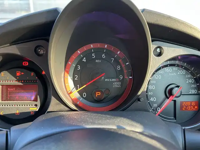 日産 フェアレディ Ｚ ニスモ 福岡県 2019(平31)年 2.3万km ブリリアントホワイトパール NISUMO専用装備/・フロントバンパー/・LEDハイパーディライト/・サイドシルプロテクター/・リアバンパー/・リアスポイラー/・マフラー/・レイズ製19インチAW/・RECARO製スポーツシート/・コンビメーター/・アルカンターラ巻3本スポークステアリング/・YAMAHA製パフォーマンスダンパー（フロント・リア）/・フロアマット/エンジンチューニング/純正赤色キャリパー/BOSEプレミアムサウンド/純正HDDナビ/　（AM/FM/CD/DVD/Bluetooth/フルセグTV）/バックカメラ/横滑り防止装置/パドルシフト/ASSURA製レーダー探知機【AR-333RA】/KENWOOD製前方ドライブレコーダー【DRV-MR740】/ビルトインETC/電格ウインカーミラー/電源ソケット×1/USB端子×1/スペアキー×1/保証書/エンジンチューニング保証書/取扱説明書/ナビ取扱説明書