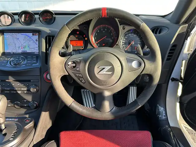 日産 フェアレディ Ｚ ニスモ 福岡県 2019(平31)年 2.3万km ブリリアントホワイトパール NISUMO専用装備/・フロントバンパー/・LEDハイパーディライト/・サイドシルプロテクター/・リアバンパー/・リアスポイラー/・マフラー/・レイズ製19インチAW/・RECARO製スポーツシート/・コンビメーター/・アルカンターラ巻3本スポークステアリング/・YAMAHA製パフォーマンスダンパー（フロント・リア）/・フロアマット/エンジンチューニング/純正赤色キャリパー/BOSEプレミアムサウンド/純正HDDナビ/　（AM/FM/CD/DVD/Bluetooth/フルセグTV）/バックカメラ/横滑り防止装置/パドルシフト/ASSURA製レーダー探知機【AR-333RA】/KENWOOD製前方ドライブレコーダー【DRV-MR740】/ビルトインETC/電格ウインカーミラー/電源ソケット×1/USB端子×1/スペアキー×1/保証書/エンジンチューニング保証書/取扱説明書/ナビ取扱説明書