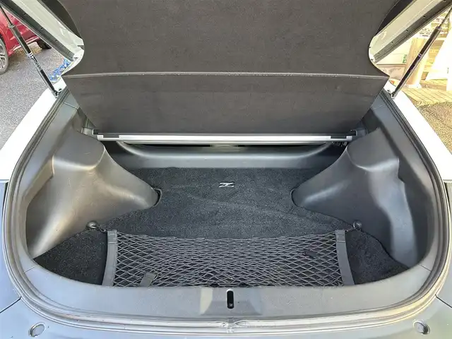 日産 フェアレディ Ｚ ニスモ 福岡県 2019(平31)年 2.3万km ブリリアントホワイトパール NISUMO専用装備/・フロントバンパー/・LEDハイパーディライト/・サイドシルプロテクター/・リアバンパー/・リアスポイラー/・マフラー/・レイズ製19インチAW/・RECARO製スポーツシート/・コンビメーター/・アルカンターラ巻3本スポークステアリング/・YAMAHA製パフォーマンスダンパー（フロント・リア）/・フロアマット/エンジンチューニング/純正赤色キャリパー/BOSEプレミアムサウンド/純正HDDナビ/　（AM/FM/CD/DVD/Bluetooth/フルセグTV）/バックカメラ/横滑り防止装置/パドルシフト/ASSURA製レーダー探知機【AR-333RA】/KENWOOD製前方ドライブレコーダー【DRV-MR740】/ビルトインETC/電格ウインカーミラー/電源ソケット×1/USB端子×1/スペアキー×1/保証書/エンジンチューニング保証書/取扱説明書/ナビ取扱説明書