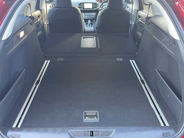 プジョー ３０８ SW アリュール ブルーHDi 兵庫県 2019(平31)年 3.4万km 赤 純正ナビ　ラジオ、USB/ETC/バックカメラ/衝突被害軽減ブレーキ/コーナーセンサー/前方ドライブレコーダー/ハーフレザーシート/アイドリングストップ/プッシュスタート/スマートキー×２