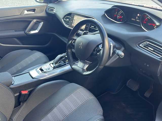 プジョー ３０８ SW アリュール ブルーHDi 兵庫県 2019(平31)年 3.4万km 赤 純正ナビ　ラジオ、USB/ETC/バックカメラ/衝突被害軽減ブレーキ/コーナーセンサー/前方ドライブレコーダー/ハーフレザーシート/アイドリングストップ/プッシュスタート/スマートキー×２