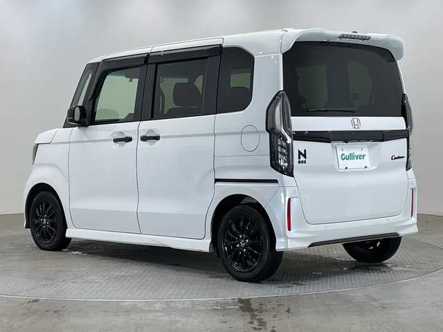 ホンダ Ｎ ＢＯＸ カスタム L スタイル+ブラック 栃木県 2022(令4)年 2.5万km プラチナホワイトパール ホンダセンシング/ブラック塗装14インチアルミ/オートリトラミラー/両側パワースライドドア/アレルクリーンプラスシート/ステアリングリモコン/プラズマクラスター/前席シートバックテーブル・シートヒーター/純正ナビ/(CD/DVD/フルセグTV/Bluetooth/MSV/SD)/バックカメラ/コーナーセンサー/禁煙車/オートライト/LEDヘッドライト/横滑り防止装置/フォグランプ/スマートキー/プッシュスタート/革巻きステアリング/ウィンカーミラー/電動格納ミラー/純正フロアマット