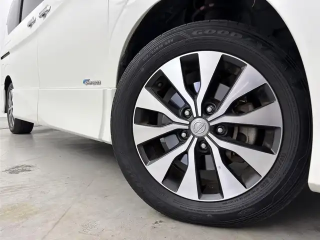 日産 セレナ ハイウェイスター Vセレクション 福岡県 2018(平30)年 5.7万km ブリリアントホワイトパール 後席モニター　/社外ナビ　/全方位カメラ/プロパイロット　/インテリジェントルームミラー　/エマージェンシーブレーキ　/両側パワースライドドア　/ＥＴＣ　/ドラレコ　/パーキングアシスト　/防水シート　/コーナーセンサー　/LEDライト　/アイドリングストップ　/横滑り防止装置　/WAC