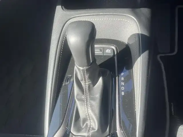 トヨタ カローラツーリング ハイブリッド ダブルバイビー 島根県 2023(令5)年 3.1万km プラチナホワイトパールマイカ ワンオーナー/純正ナビ/（フルセグTV/Bluetooth接続）/バックカメラ/ビルトインETC/レーダークルーズコントロール/前後コーナーセンサー/オートハイビーム/ライト/ブラインドスポットモニター/運転席RECAROシート/純正LEDヘッドライト/社外１５インチアルミホイール/取扱説明書（車体）