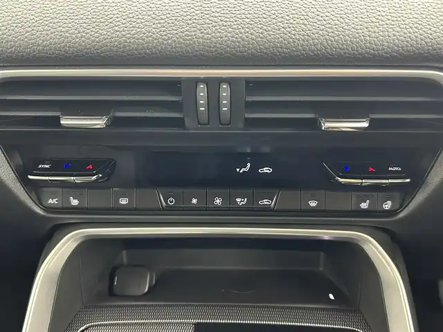 マツダ ＣＸ－６０ XD Lパッケージ 広島県 2023(令5)年 3万km ロジウムホワイトプレミアムメタリック 地上デジタルTVチューナー(フルセグ)/＝＝＝＝＝/純正12.3インチセンターディスプレイ/・AM/FM/USB/Bluetooth/AppleCarPlay/AndroidAuto/360度ビューモニター/ワイヤレス充電/AC100V電源/前席シートヒーター/パワーシート/運転席メモリー機能/ステアリングヒーターステアリングスイッチ/i-ACTIVSENSE/・衝突被害軽減ブレーキ/・車線逸脱警報システム/・パーキングセンサー/パワーバックドア/アイドリングストップ/純正20インチアルミホイール