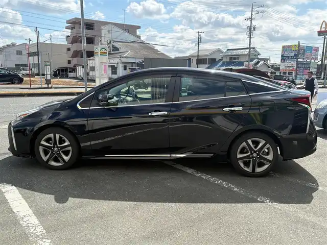 トヨタ プリウス Sツーリングセレクション 静岡県 2020(令2)年 6万km アティチュードブラックマイカ ワンオーナー/車検令和10年1月26日まで/Stradaナビ　CN-RA07WD/(CD/DVD/BT/SD/フルセグTV)/ステアリングリモコン/バックカメラ/外装メッキガーニッシュ/運転席・運転席後ろカーテン/AC100/ウィンカーミラー/リアスポイラー/純正マット・バイザー/ビルトインETC/社外ドラレコ(DRV-355)/取説・保証書