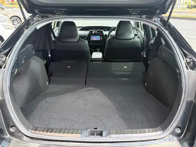 トヨタ プリウス Sツーリングセレクション 静岡県 2020(令2)年 6万km アティチュードブラックマイカ ワンオーナー/車検令和10年1月26日まで/Stradaナビ　CN-RA07WD/(CD/DVD/BT/SD/フルセグTV)/ステアリングリモコン/バックカメラ/外装メッキガーニッシュ/運転席・運転席後ろカーテン/AC100/ウィンカーミラー/リアスポイラー/純正マット・バイザー/ビルトインETC/社外ドラレコ(DRV-355)/取説・保証書
