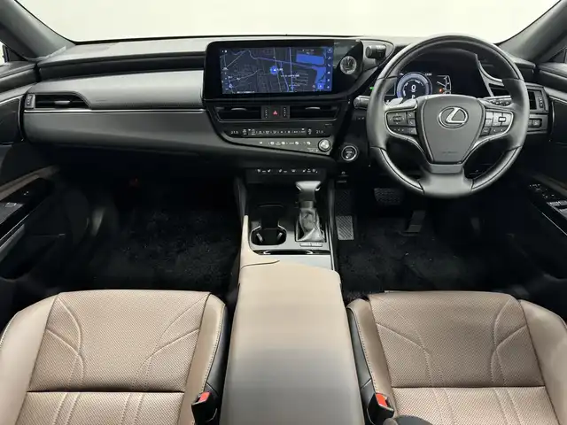 レクサス ＥＳ 300h バージョンL 三重県 2022(令4)年 0.9万km グラファイトブラックガラスフレーク ハイブリッド/FF/MTモード付フロアCVT/12.3インチナビ/（AM/FM/USB/Bluetooth/Miracast/TV/CarPlay/AndroidAuto）/パノラミックビューモニター/【OP】マークレビンソン プレミアムサラウンドサウンドシステム/ドラレコ 前後/ETC2.0/Lexus Safety System＋/●プリクラッシュセーフティ/●レーントレーシングアシスト/●レーダークルコン/●ブレードスキャンアダプティブハイビーム/●ロードサインアシスト/●ドライバー異常時対応システム/・ブラインドスポットモニター/・パーキングサポートブレーキ（静止物、後方接近車両＆歩行者）/・ITS Connect/・三眼フルLEDヘッドランプ/・【OP】デジタルインナーミラー/装備/・内装色『モーヴ』本革/・シートヒーター（ALL）/ベンチレーション（D/N）/ハンドルヒーター/・4wayランバーサポート付パワーシート（D10way/N8way）/・後席電動リクライニング/・3席独立温度調整オートエアコン/・ムーンルーフ/・電動リヤガラスサンシェード/・AC100Vコンセント（2ヶ・1500W）/・ハンズフリーパワートランク/・カラーヘッドアップディスプレイ/・ノイズリダクション 18インチAW/など