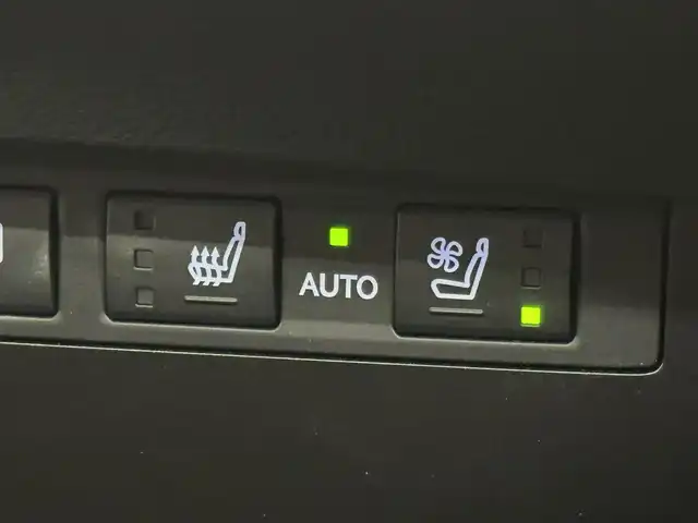 レクサス ＥＳ 300h バージョンL 三重県 2022(令4)年 0.9万km グラファイトブラックガラスフレーク ハイブリッド/FF/MTモード付フロアCVT/12.3インチナビ/（AM/FM/USB/Bluetooth/Miracast/TV/CarPlay/AndroidAuto）/パノラミックビューモニター/【OP】マークレビンソン プレミアムサラウンドサウンドシステム/ドラレコ 前後/ETC2.0/Lexus Safety System＋/●プリクラッシュセーフティ/●レーントレーシングアシスト/●レーダークルコン/●ブレードスキャンアダプティブハイビーム/●ロードサインアシスト/●ドライバー異常時対応システム/・ブラインドスポットモニター/・パーキングサポートブレーキ（静止物、後方接近車両＆歩行者）/・ITS Connect/・三眼フルLEDヘッドランプ/・【OP】デジタルインナーミラー/装備/・内装色『モーヴ』本革/・シートヒーター（ALL）/ベンチレーション（D/N）/ハンドルヒーター/・4wayランバーサポート付パワーシート（D10way/N8way）/・後席電動リクライニング/・3席独立温度調整オートエアコン/・ムーンルーフ/・電動リヤガラスサンシェード/・AC100Vコンセント（2ヶ・1500W）/・ハンズフリーパワートランク/・カラーヘッドアップディスプレイ/・ノイズリダクション 18インチAW/など
